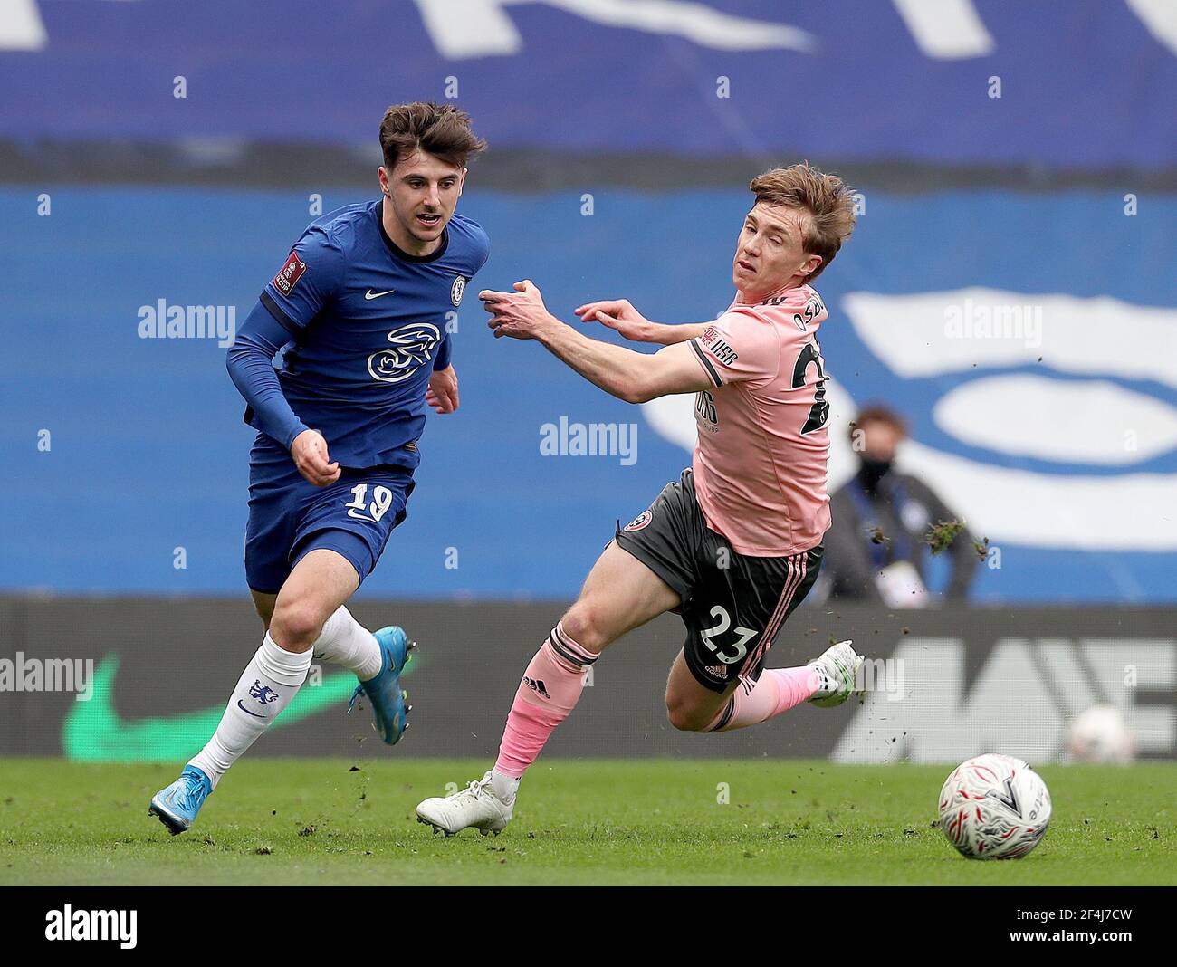 London, Großbritannien. März 2021, 21st. Chelsea's Mason Mount (L) steht mit Ben Osborn von Sheffield United während des Viertelfinalmatches des FA Cup zwischen Chelsea und Sheffield United in Stamford Bridge in London, Großbritannien, am 21. März 2021. Quelle: Matthew Impey/Xinhua/Alamy Live News Stockfoto