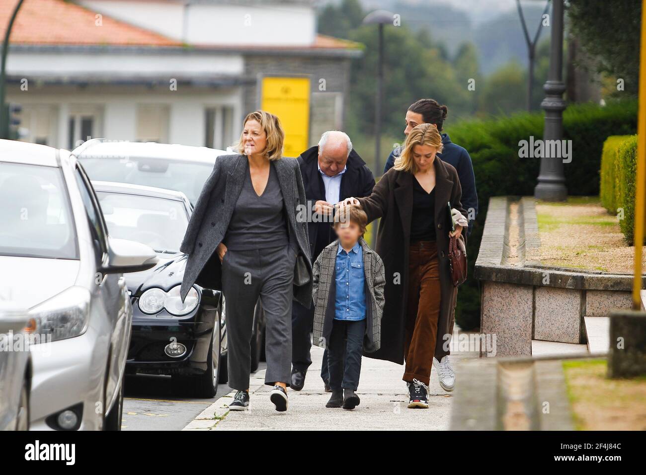 Coruna-Spanien. Amancio Ortega (Gründer von Zara) mit seiner Familie, die  am 11. November 2018 als Familie durch einen Park geht Stockfotografie -  Alamy