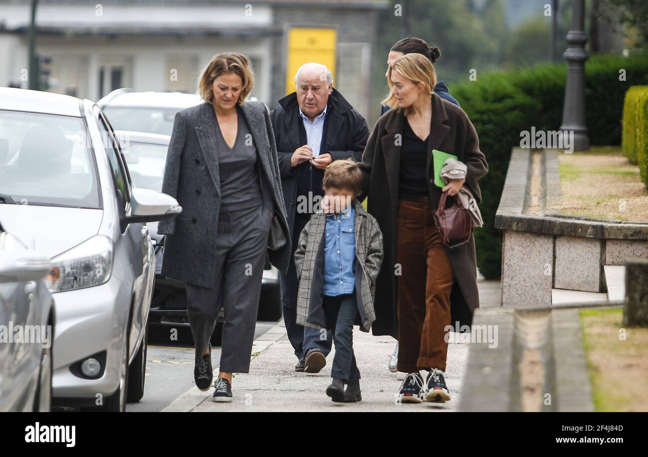 Coruna-Spanien. Amancio Ortega (Gründer von Zara) mit seiner Familie, die am 11. November 2018 als Familie durch einen Park geht Stockfoto