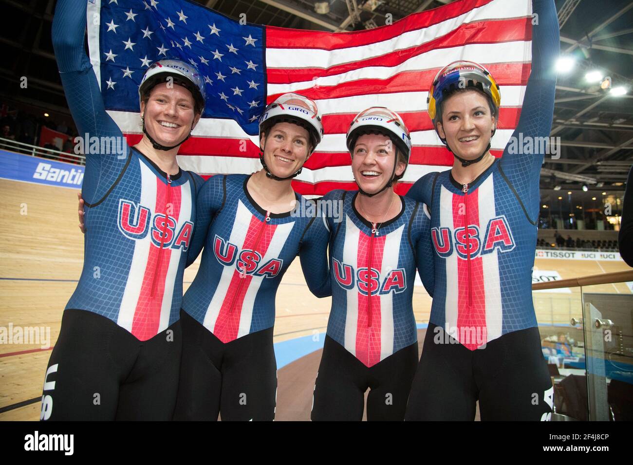 Das Team USA feiert den Gewinn der Mannschaftsverfolgung mit der US-Flagge bei den UCI Track Worlds, (L-R) Lily Williams, Jennifer Valente, Emma White, Chloe Dygert Stockfoto