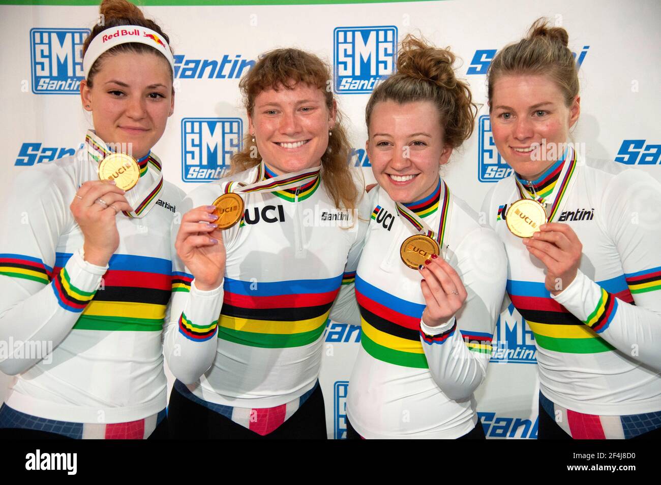 Das Team USA feiert den Sieg der Damen-Mannschaftsverfolgung und posiert mit ihren Goldmedaillen bei den UCI-Bahn-Weltmeisterschaften in Berlin (L-R) Chloe Stockfoto