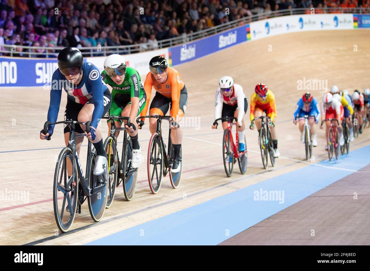 Jennifer Valente vom Team USA führt das Feld beim Women’s Points Rennen an, wo sie Zweiter wurde. UCI-Bahn-Weltmeisterschaften, Berlin, Deutschland Stockfoto