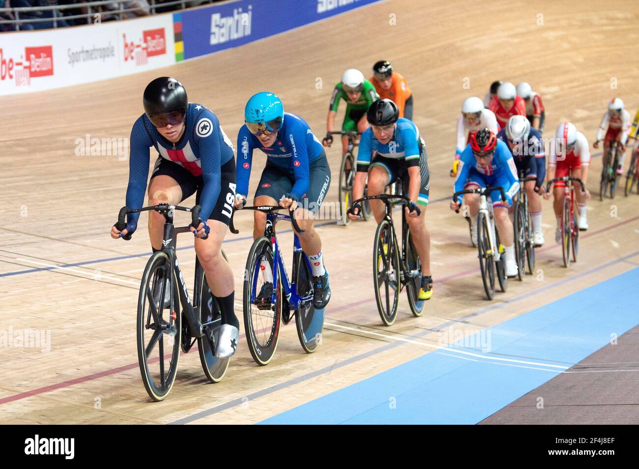 Jennifer Valente vom Team USA führt das Feld beim Women’s Points Rennen an, wo sie Zweiter wurde. UCI-Bahn-Weltmeisterschaften, Berlin, Deutschland Stockfoto