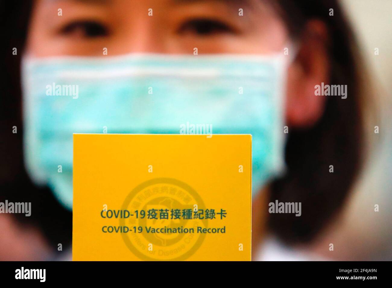 Taipeh, Taiwan. März 2021, 22nd. Eine Krankenschwester hält eine Covid-Impfkarte, nachdem sie AstraZeneca-Impfung gegen Covid-19 erhalten hatte, als Taiwan mit den Impfungen im Far Eastern Hospital in Taipei beginnt. Medizinische Mitarbeiter, darunter Ärzte und Krankenschwestern, vorherrschende Beamte und Personen ab 65 Jahren, werden zuerst in ganz Taiwan geimpft, während die taiwanesischen Impfstoffe klinische Studien bleiben. Kredit: SOPA Images Limited/Alamy Live Nachrichten Stockfoto