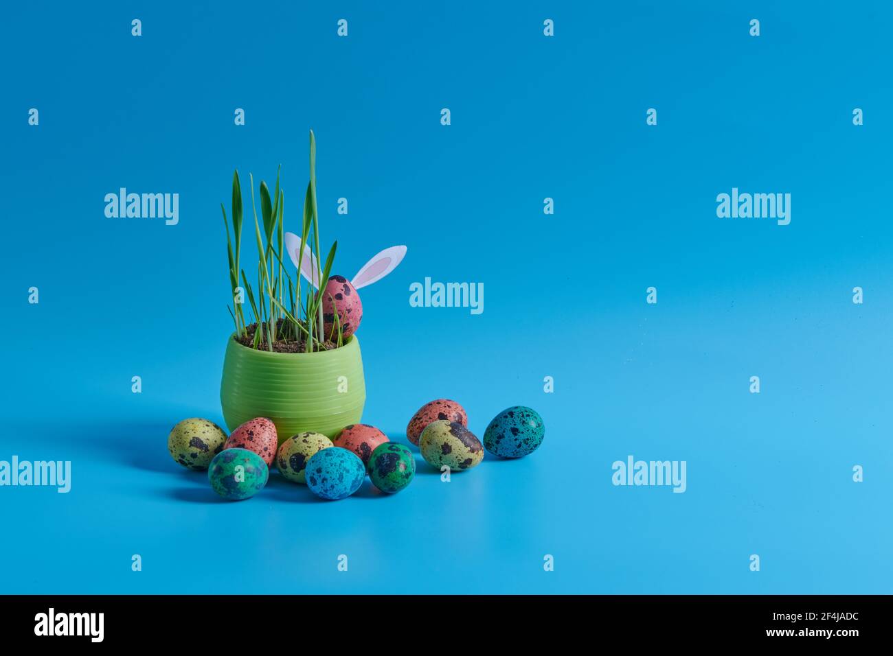 Osterferien junges Gras und bemalte Eier Stockfoto