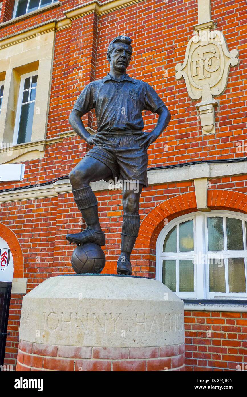 Statue des Fußballers Johnny Haynes vor dem Craven Cottage (Fulham Football Club). Stockfoto