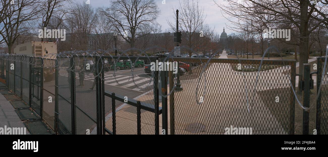 Washington DC, USA. März 9, 2021. Stacheldraht auf Metallzäunen um das US-Kapitolgebäude. 10 000 Nationalgarde zur Sicherheit eingesetzt Stockfoto