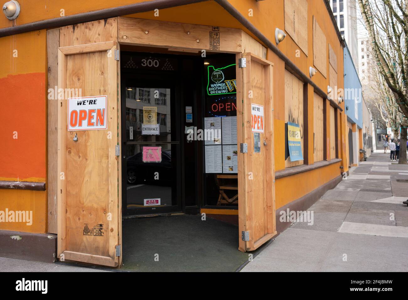 Bangkok Palace, ein thailändisches Restaurant in der Innenstadt von Portland, ist am Sonntag, den 21. März 2021, geöffnet und wird immer noch inmitten von Unruhen... Stockfoto