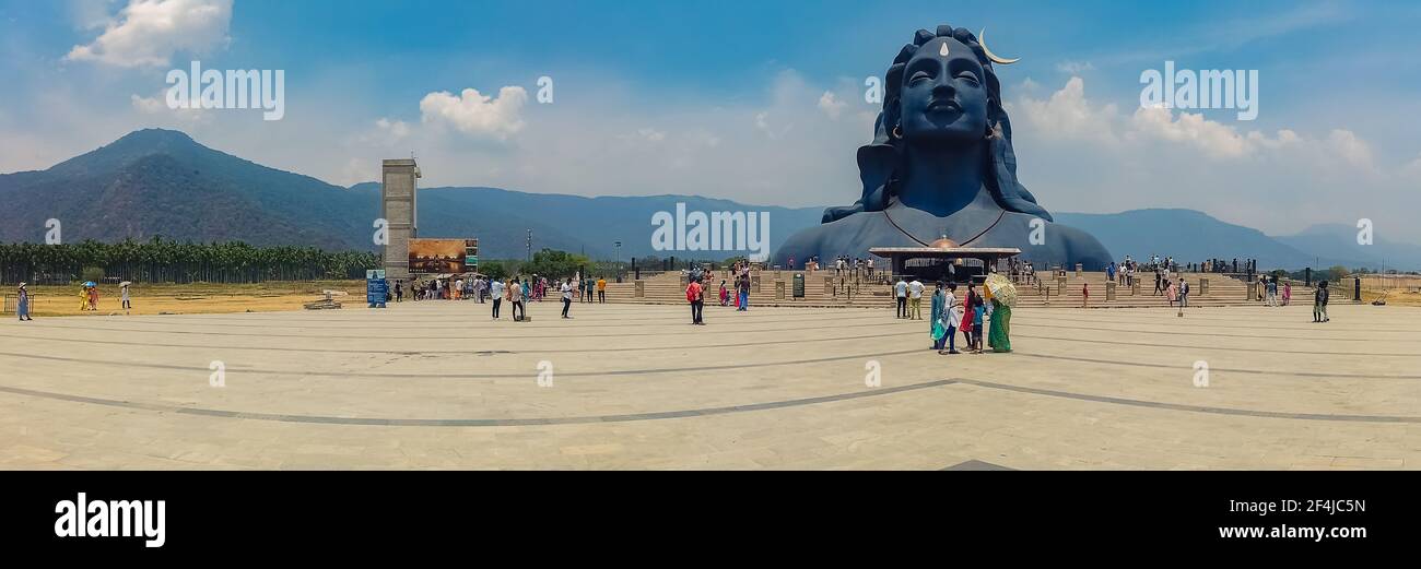 COIMBATORE, INDIEN - 20. März 2021: Panorama der Adiyogi Shiva Statue - Menschen besuchen und beten Lord Shiva Statue in Isha Yoga. Redaktionelle Stoc Stockfoto