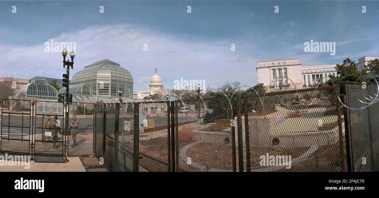 Washington DC, USA. März 9, 2021. Stacheldraht auf Metallzäunen um das US-Kapitolgebäude. 10 000 Nationalgarde zur Sicherheit eingesetzt Stockfoto