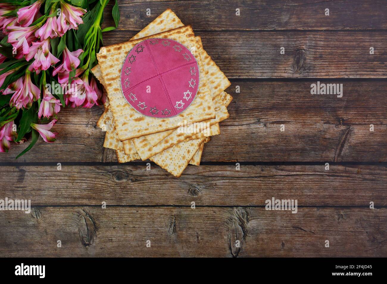 Israelisches Matzah-Brot und Kippa für den jüdischen Feiertag. Stockfoto