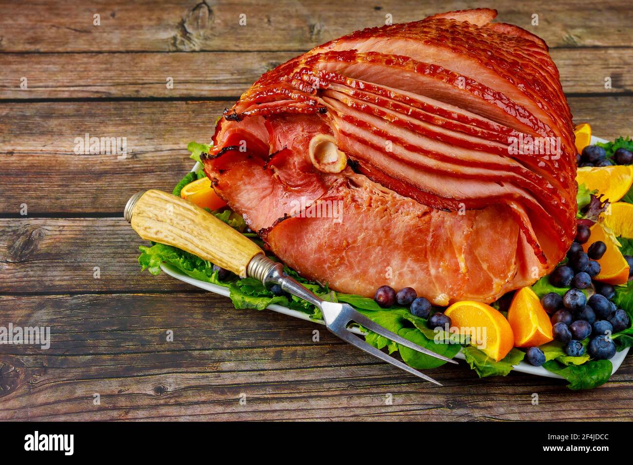 Vollschinken mit frischem Obst. Gesunde Ernährung. Stockfoto