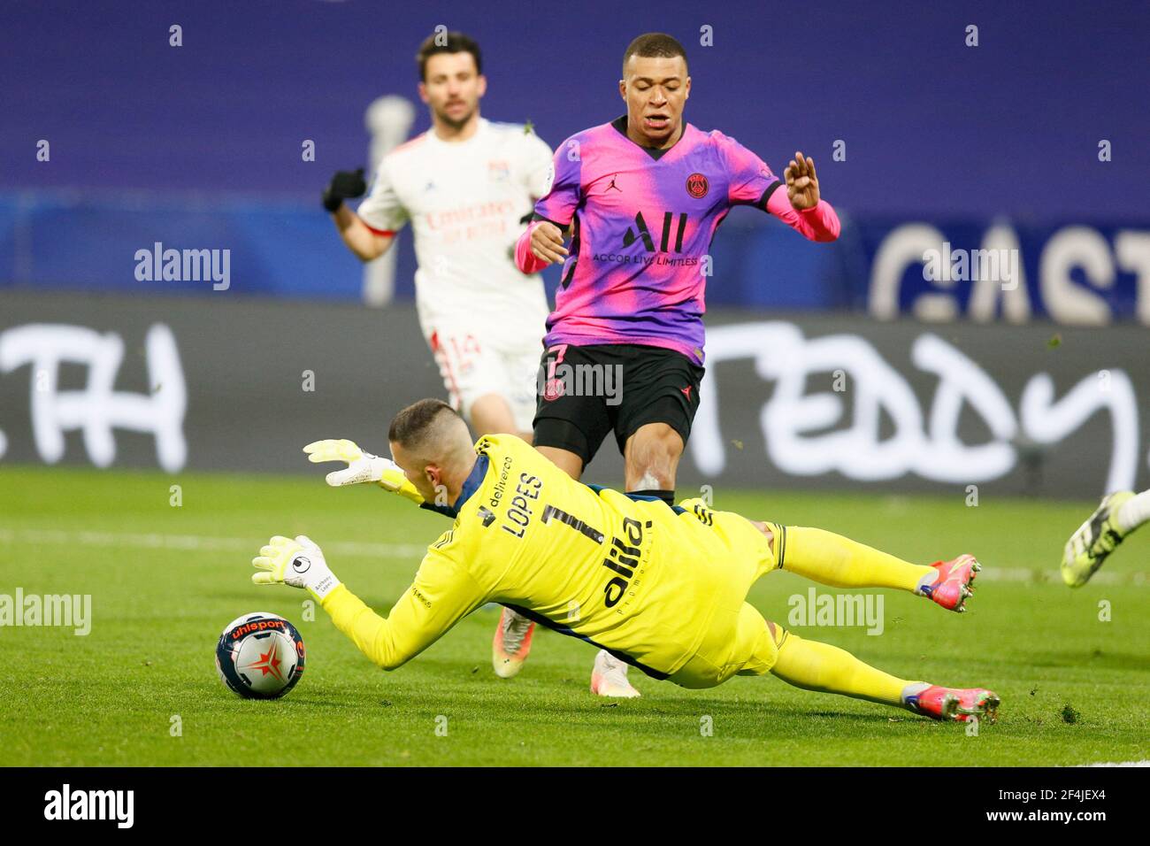 Olympique Lyonnais Torwart Anthony Lopes Im Einsatz Mit Kylian Mbappe Von Psg Fussball Ligue 1 Olympique