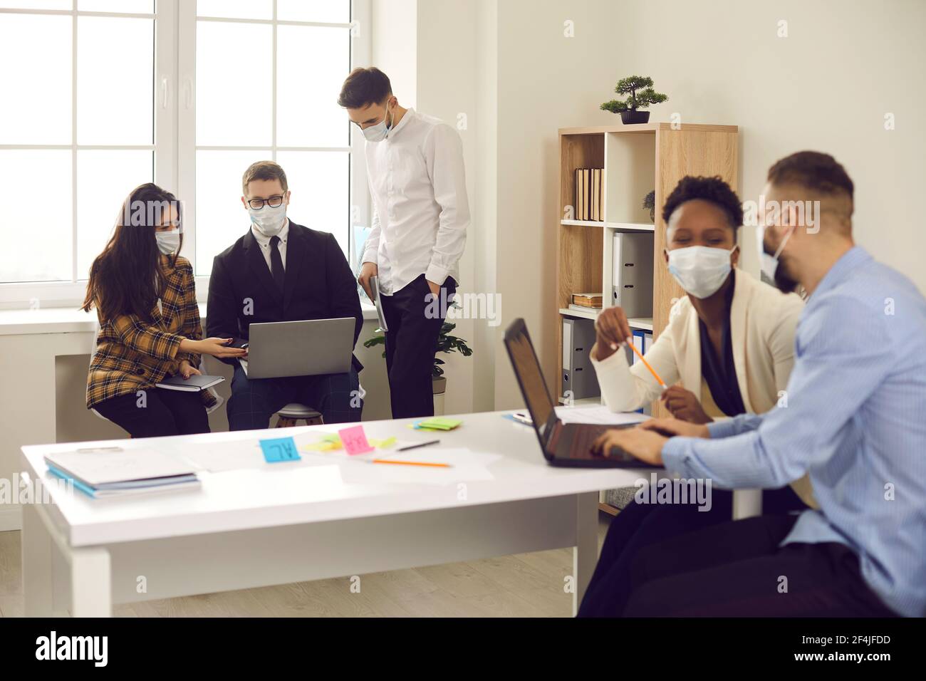 Multiethnische Geschäftsleute arbeiten in einem neuen normalen Büro zusammen Stockfoto