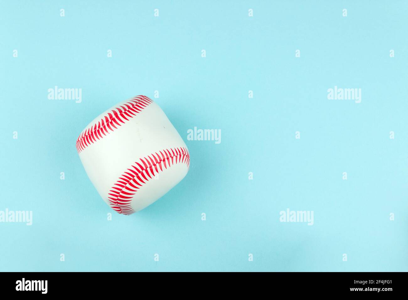 Kleine weiße rote Kugel für Baseball-Sport-Spiel auf blau Hintergrund Stockfoto