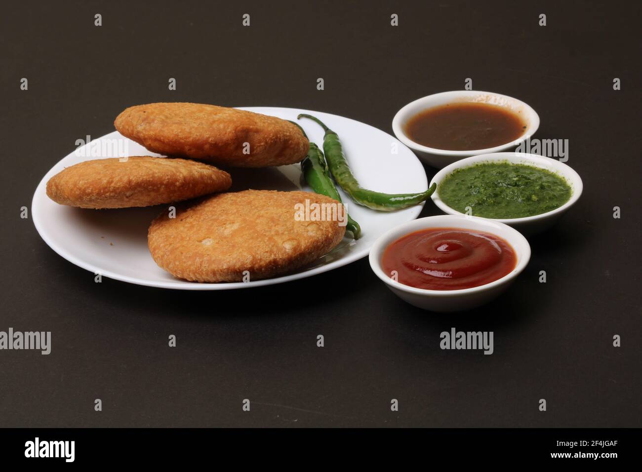 Indische Schlangen Essen Kachouri oder Kachoudi Kachori serviert mit Tamarinde Und Minze Chutney Stockfoto