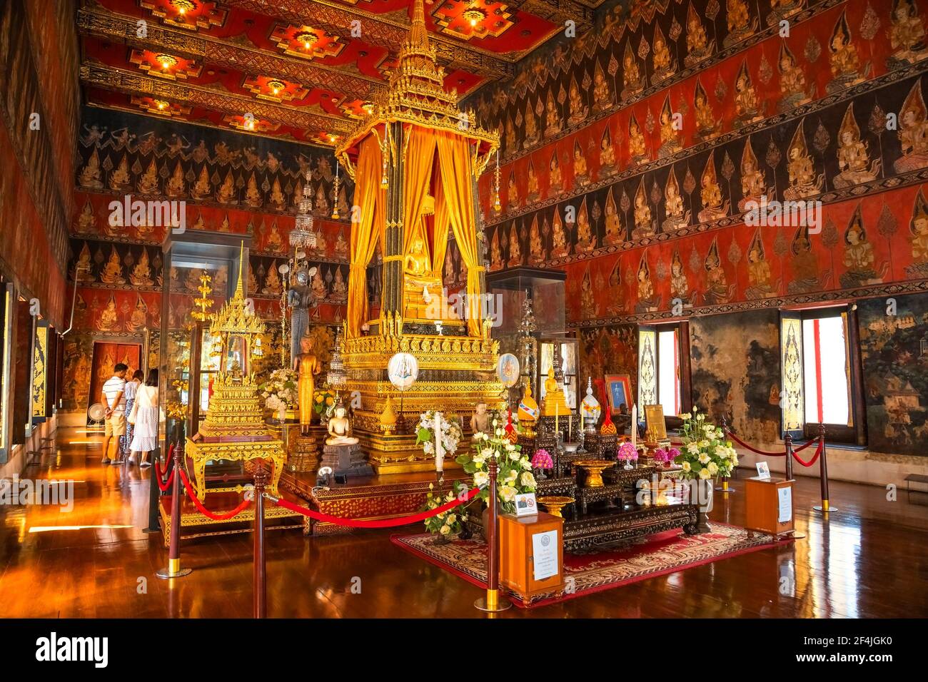 Bangkok, Thailand - November 11 2019: Buddha Sihing Statue in der Phutthai Sawan Thronhalle im Bangkok National Museum Stockfoto