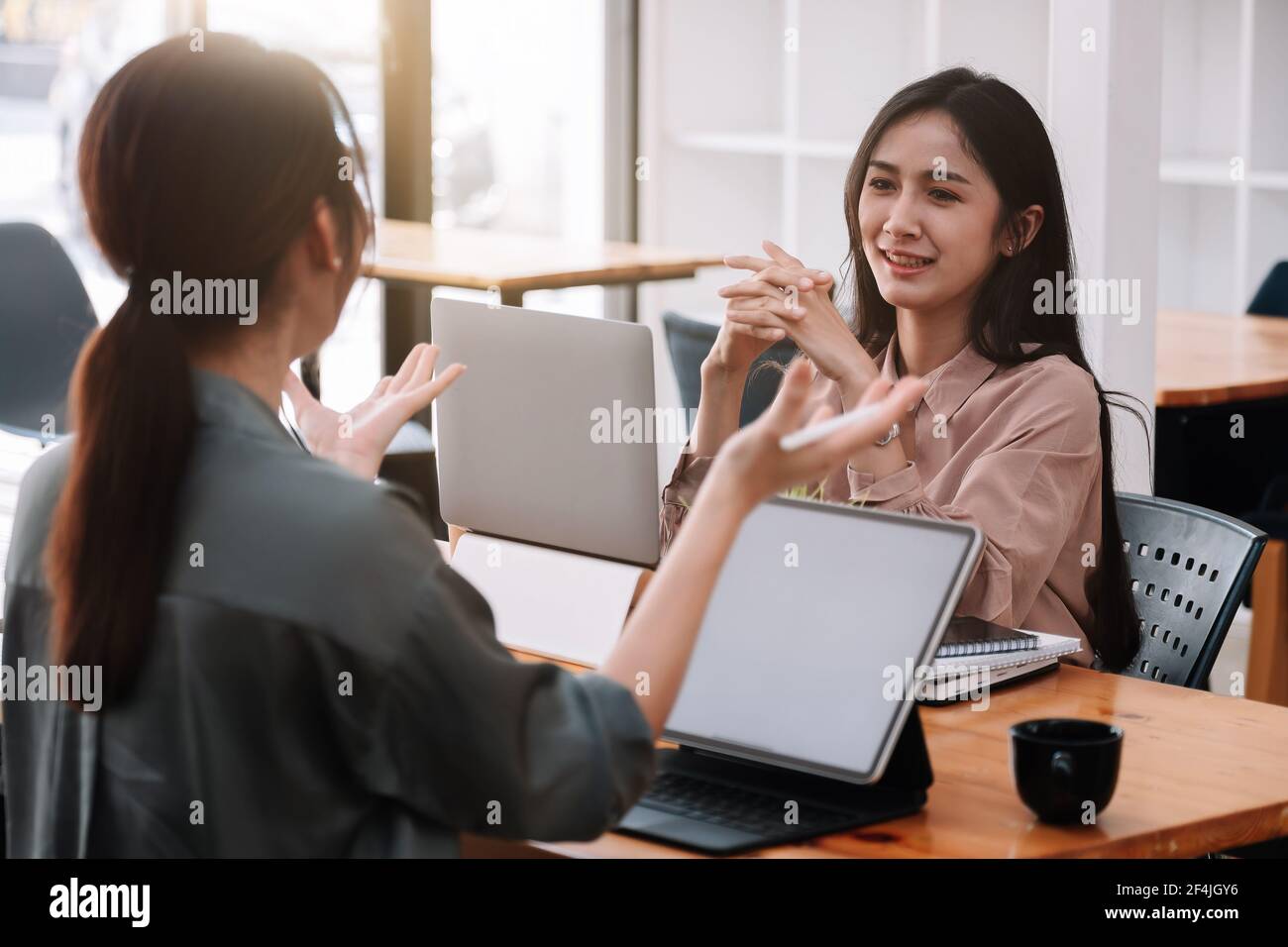 Asiatische Geschäftsleute diskutieren mit Business-Team Ideen für Startup. Stockfoto