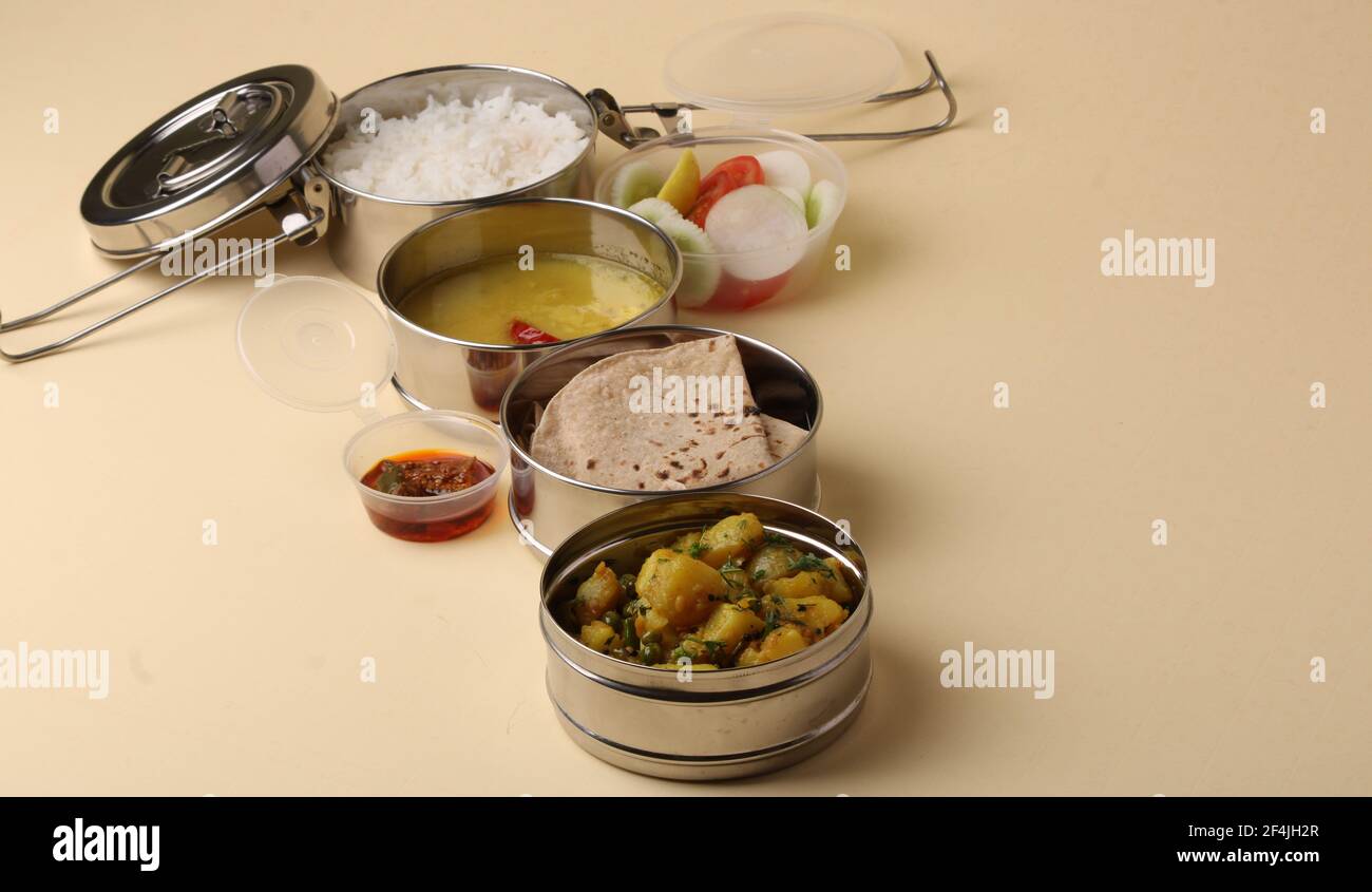 Typische Edelstahl Lunch Box oder Tiffin mit Maharashtrian Food-Menü Chapati ODER Roti, Plain Dal Tadka, White Rice Potato Sabji mit Salat und Pick Stockfoto