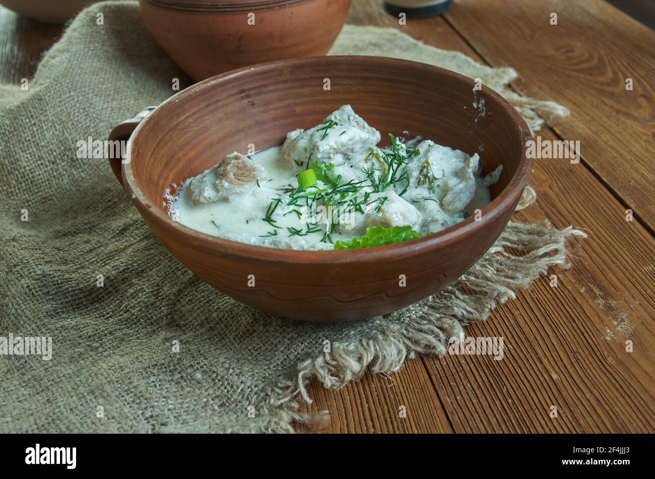 Agnello brodettato - Lammeintopf mit Ei und Zitrone, römische Küche Stockfoto