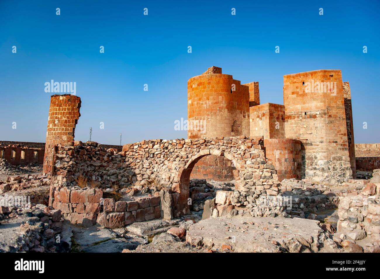 Ruinen der Festung Dashtadem in Armenien auf einem sonnigen Tag Stockfoto