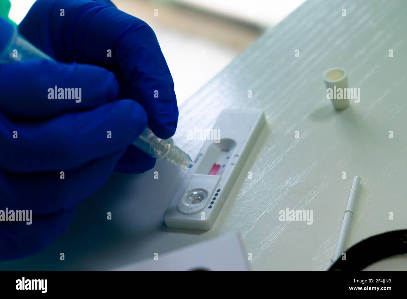 COVID-19 Virus Disease Healthcare Check,Coronavirus Global Pandemie Outbreak Crisis,Rapid Swab Test, Quick Antigen Detection Testing RADT,NHS Patient Stockfoto