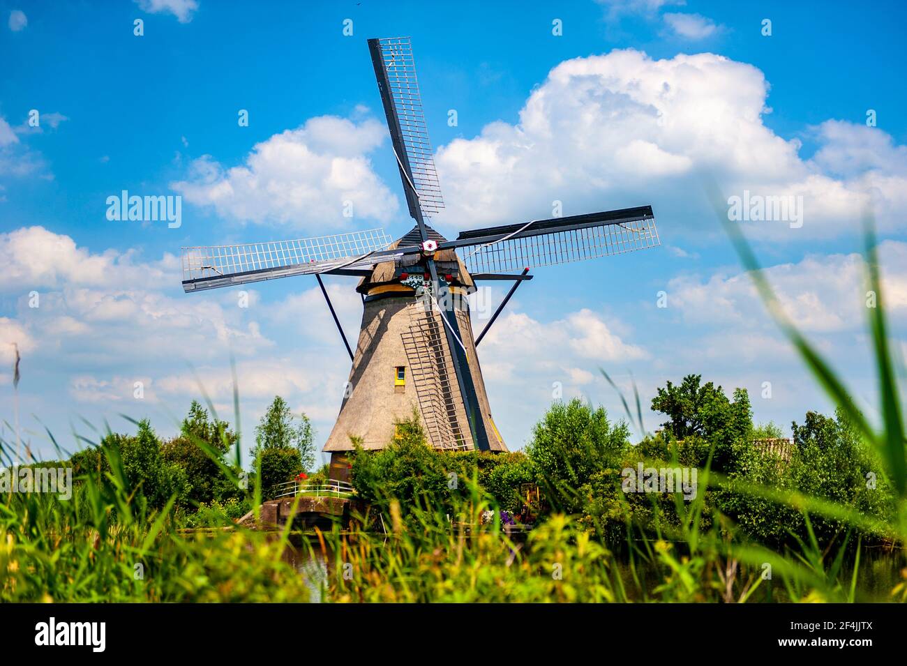 Schöne ländliche Aussicht im Süden der Niederlande mit Eine alte traditionelle holländische Windmühle in Kinderdijk Stockfoto