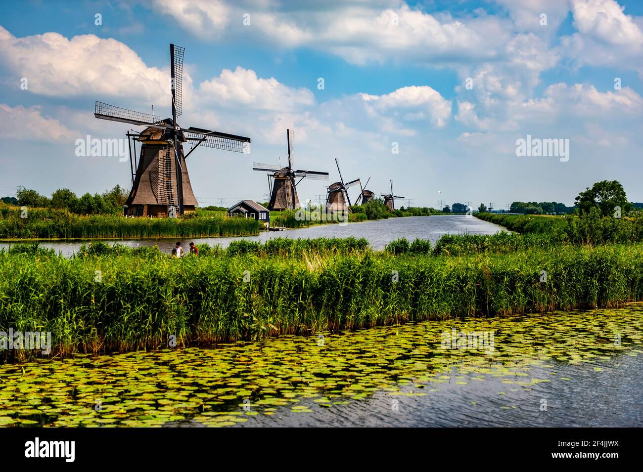 Kinderdijk, Niederlande - 22. Juni 2019: Niederländische Kanäle und Windmühlen in Kinderdijk, einem UNESCO-Weltkulturerbe in den Niederlanden Stockfoto