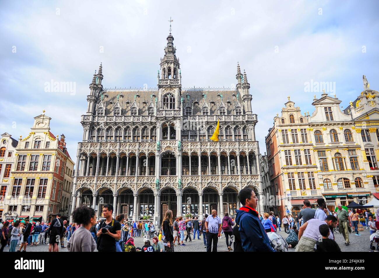Brüssel, Belgien - 13. Juli 2019: Menschenmassen, die vor dem Königshaus auf dem Grand Place, dem zentralen Platz von Brüssel in Belgien, spazieren Stockfoto