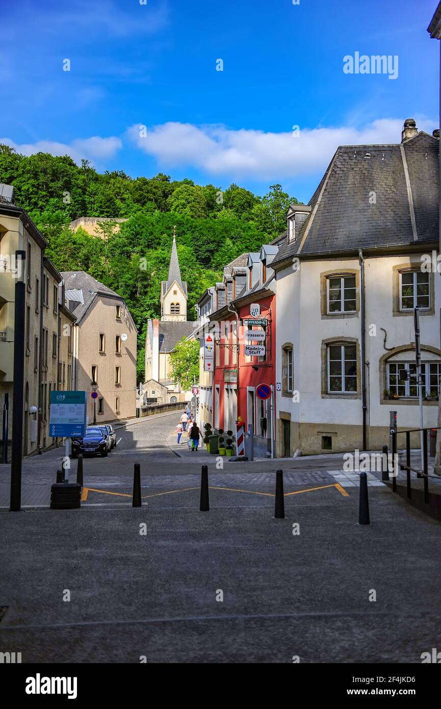 Luxemburg-Stadt, Luxemburg - 15. Juli 2019: Schmale Straße mit gemütlichen Häusern in der Altstadt von Luxemburg-Stadt in Luxemburg Stockfoto