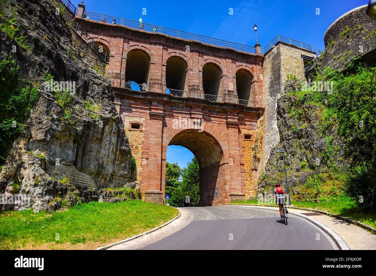 Luxemburg-Stadt, Luxemburg - 16. Juli 2019: Die berühmte Burgbrücke in der Nähe der Bock Casemates in Luxemburg-Stadt, Europa Stockfoto