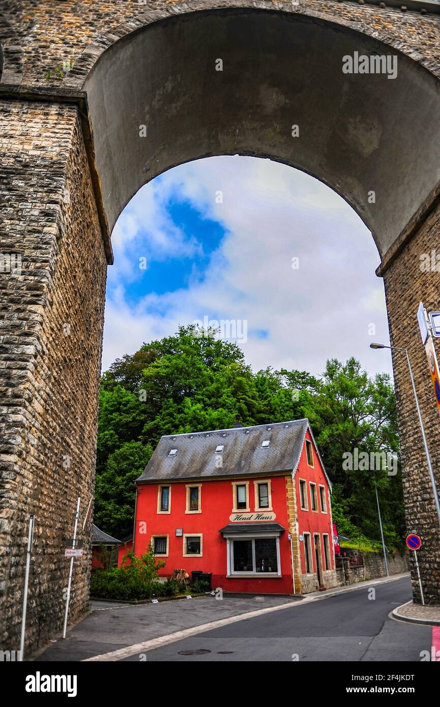 Luxemburg-Stadt, Luxemburg - 15. Juli 2019: Gemütliches rotes Haus in Luxemburg-Stadt, die ein Restaurant beherbergt, Luxemburg Stockfoto