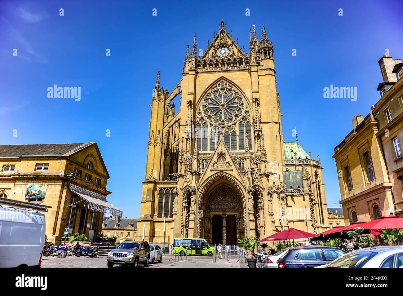 Metz, Frankreich - 17. Juli 2019: Kathedrale des Heiligen Stephan von Metz in Frankreich an einem sonnigen Sommertag Stockfoto