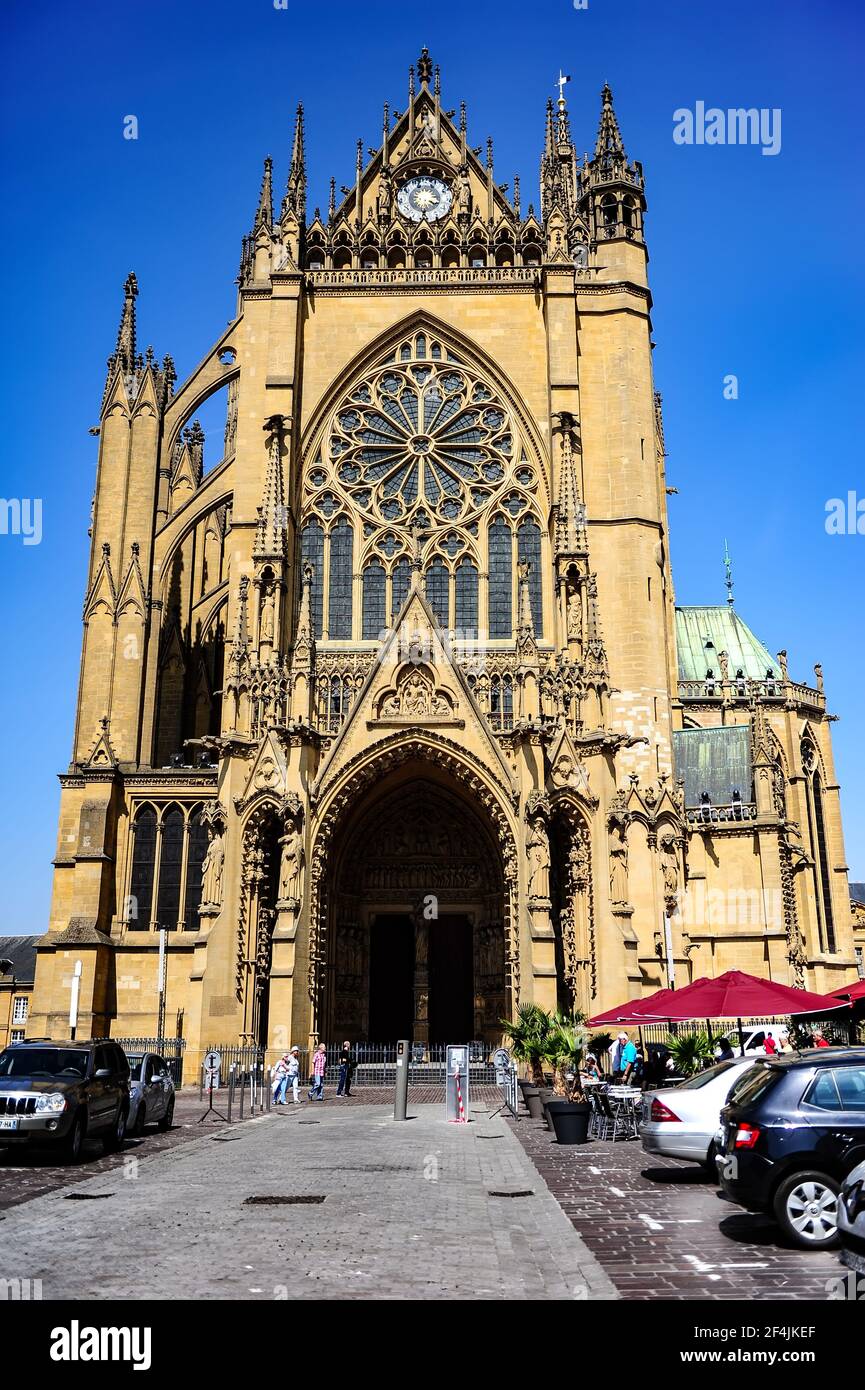 Metz, Frankreich - 17. Juli 2019: Der berühmte Stephansdom in der Stadt Metz in Frankreich an einem sonnigen Sommertag Stockfoto