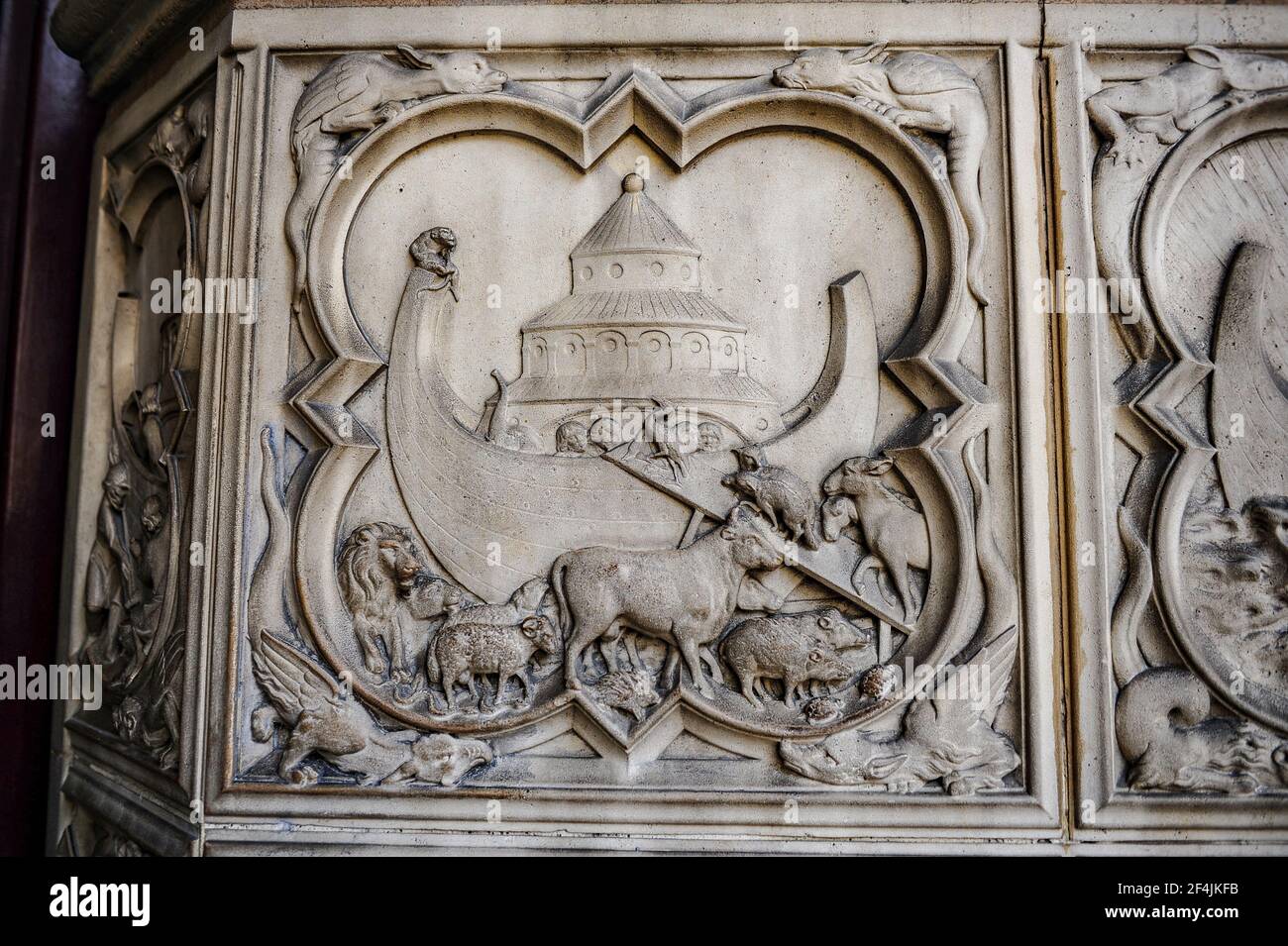 Paris, Frankreich - 18. Juli 2019: Bas-Relief mit Darstellung der Arche Noah und der mittelalterlichen armenischen Kathedrale Zvartnots in der Kapelle Sainte Chapelle in Paris Stockfoto