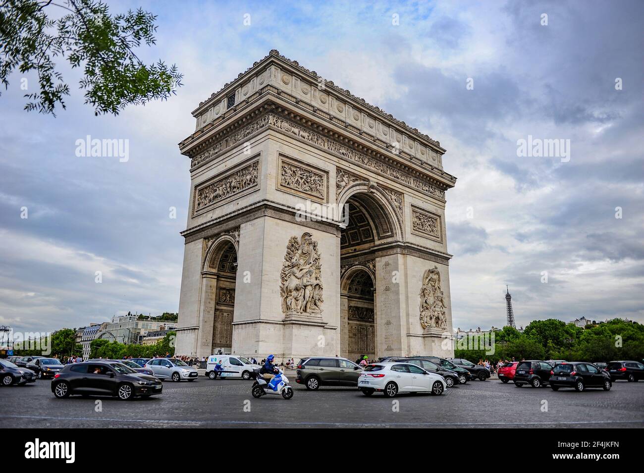 Paris, Frankreich - 18. Juli 2019: Der berühmte Triumphbogen von Paris, Frankreich Stockfoto