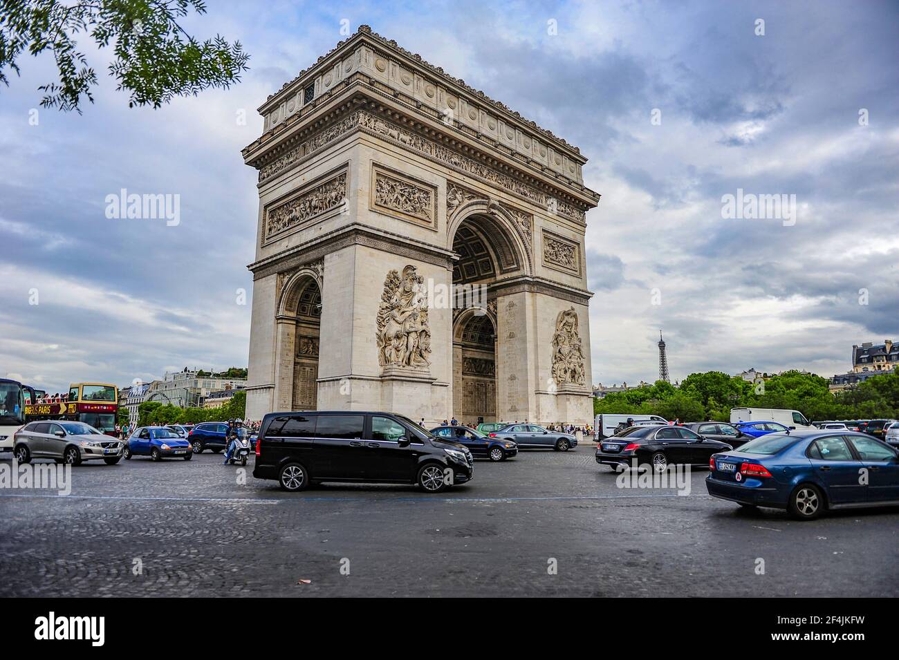 Paris, Frankreich - 18. Juli 2019: Viel Verkehr um den Triumphbogen von Paris, Frankreich Stockfoto