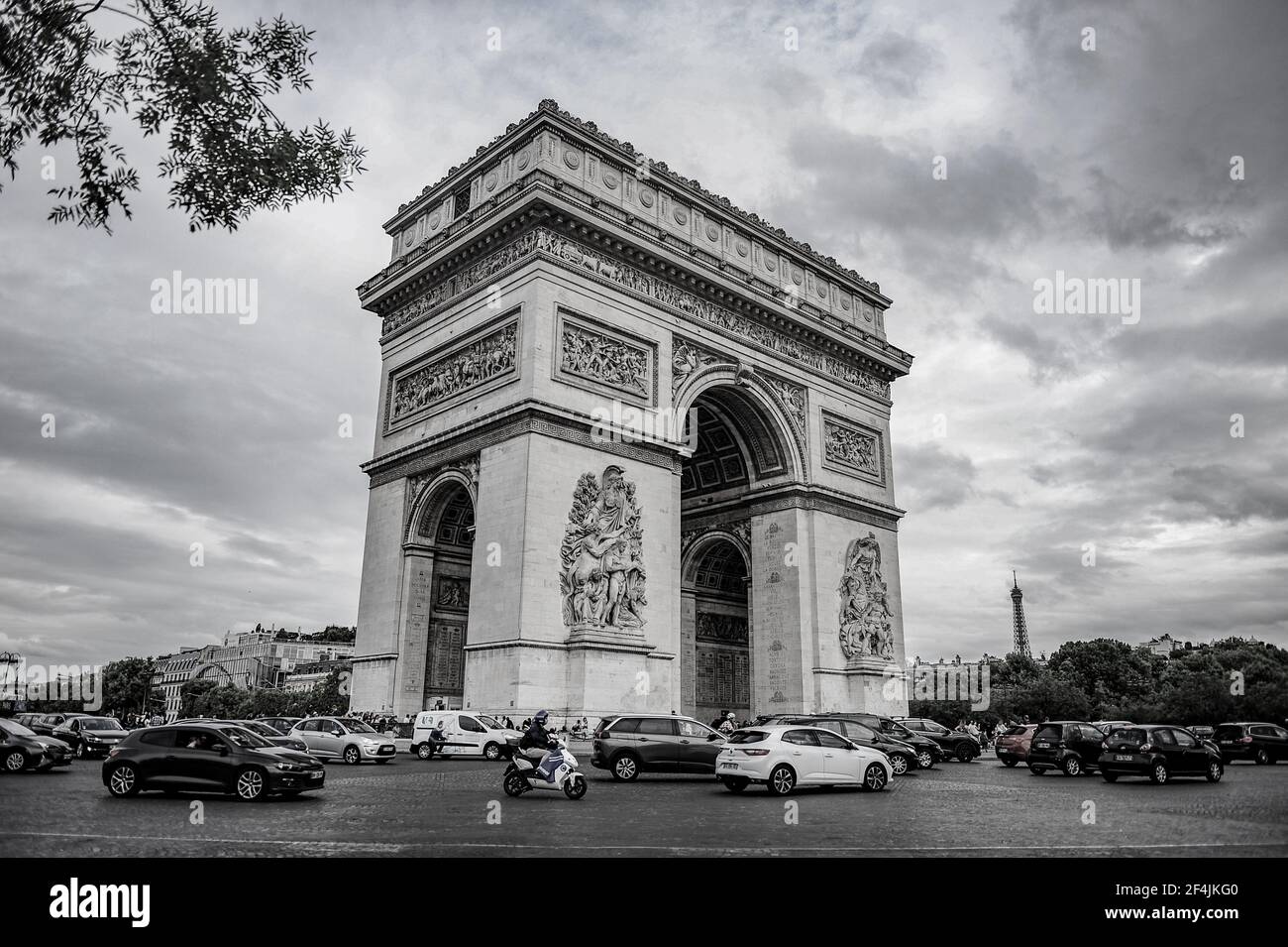Paris, Frankreich - 18. Juli 2019: Schwarz-Weiß-Foto des berühmten Triumphbogens von Paris, Frankreich Stockfoto