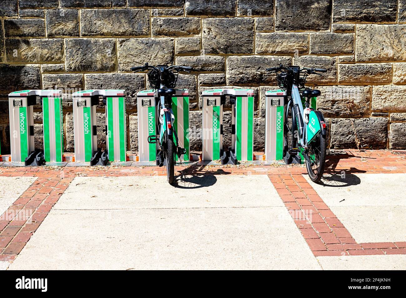 Verleih von E-Bikes an der Universität für Studenten um zu benutzen geparkt campus Stockfoto