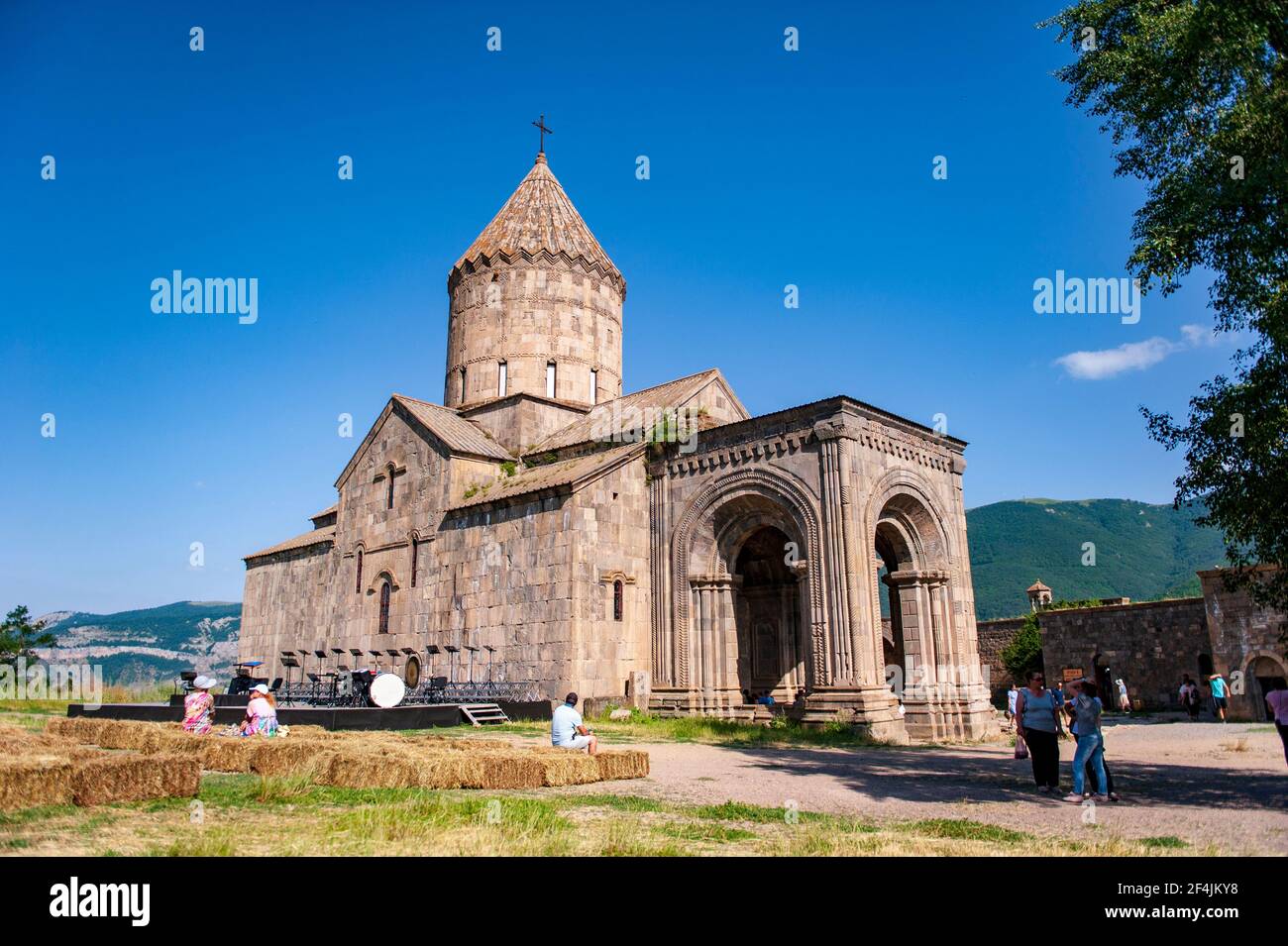 Tatev, Armenien - 6. Juli 2018: Touristen auf dem Hof der St. Paul und Peter Kathedrale von Tatev Kloster in Armenien Stockfoto