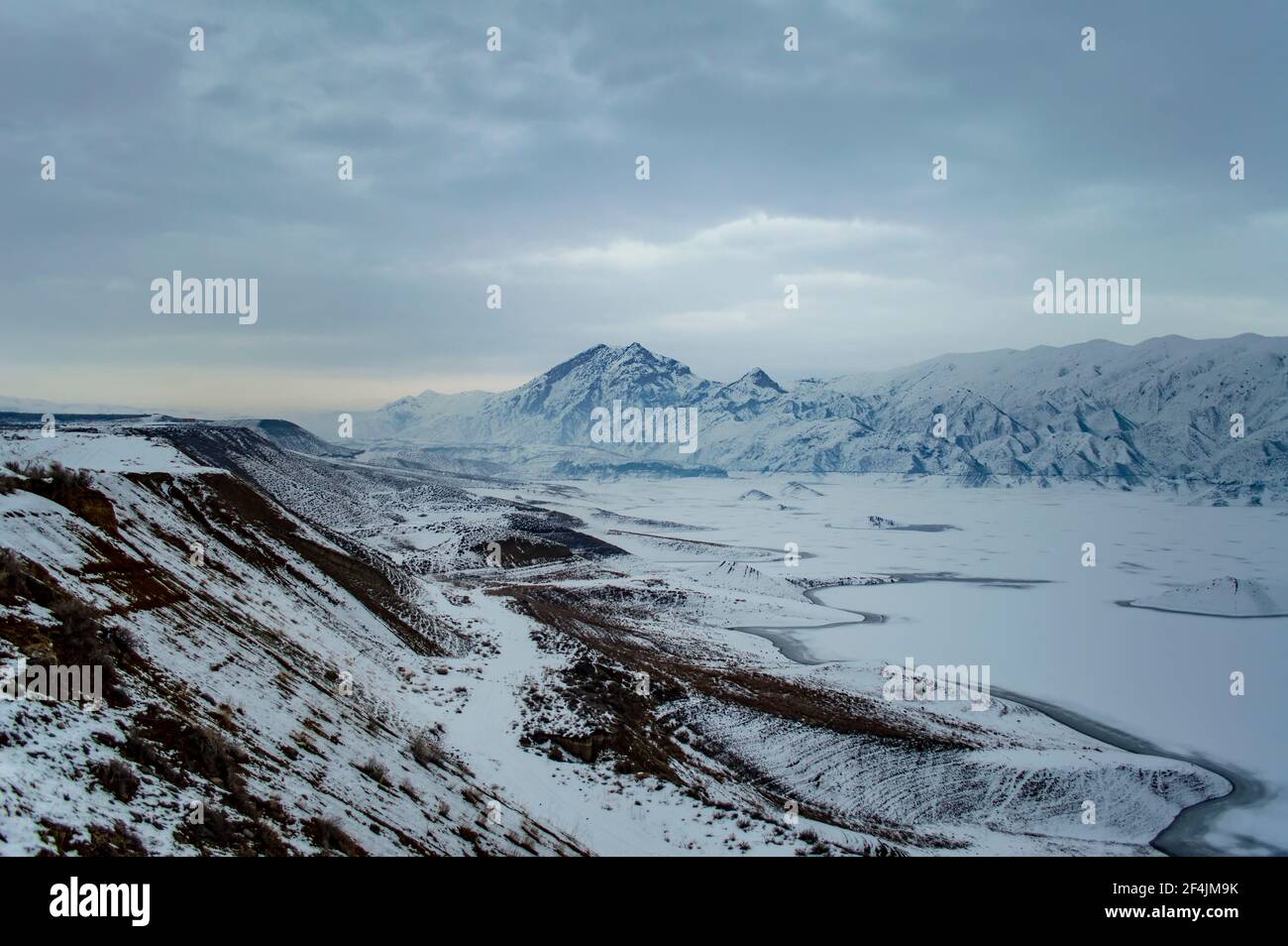 Schöne Winterlandschaft in Armenien mit Azat Stausee und Yeranos Bergkette Stockfoto