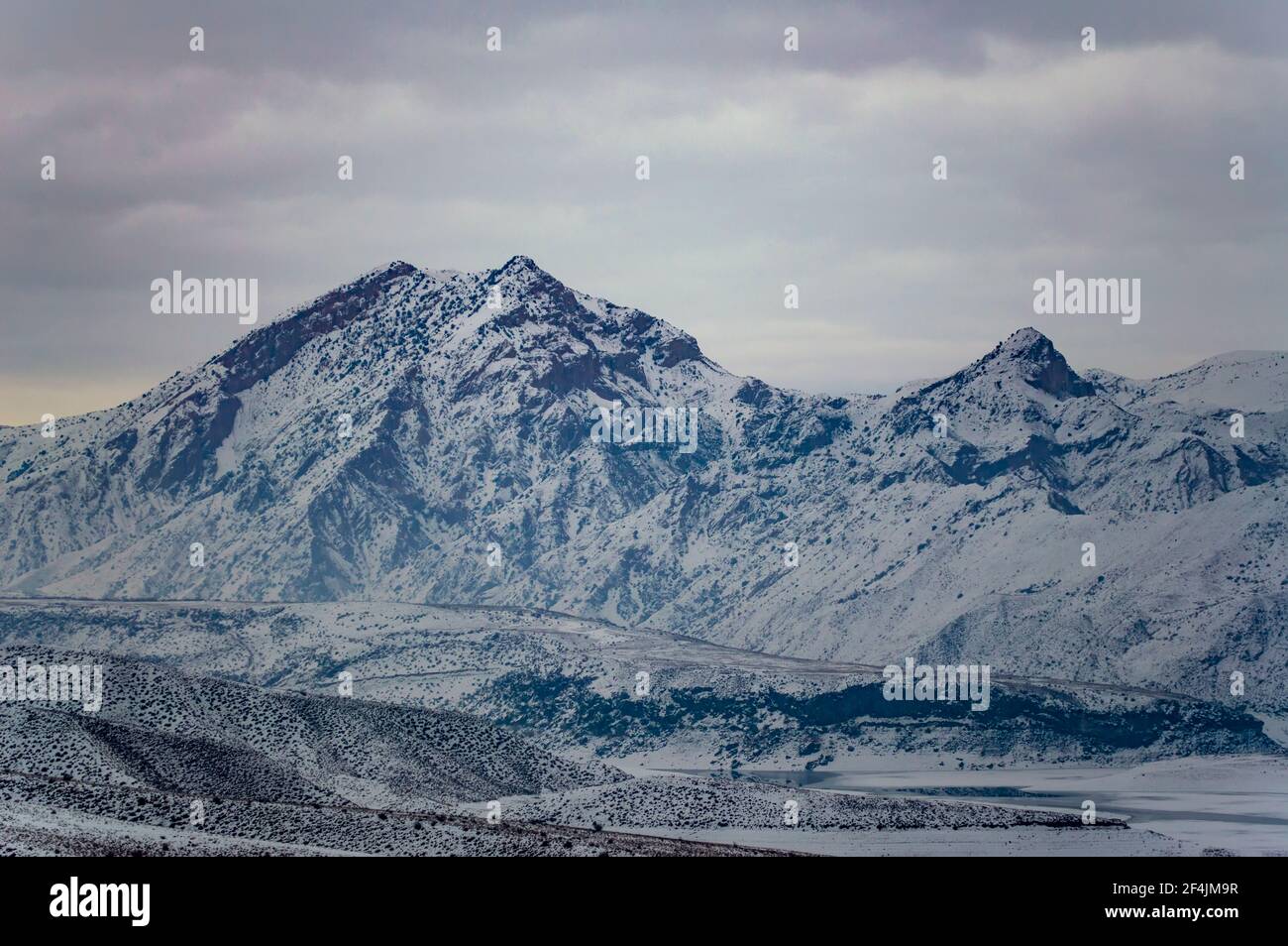 Yeranos Gebirge in Armenien an einem verschneiten Wintertag Stockfoto