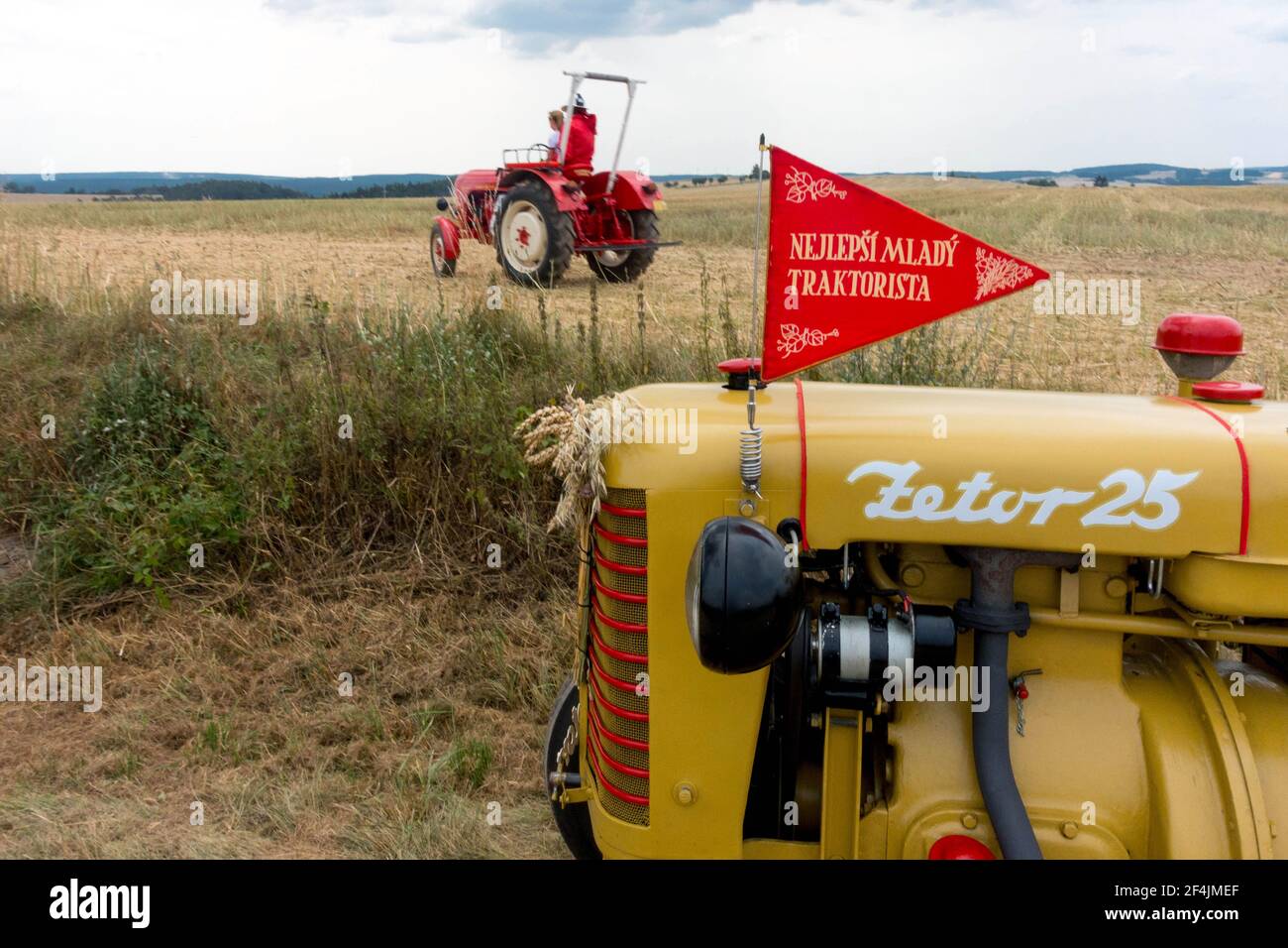 Traktor Zetor 25 von 50s, Tschechoslowakei Produkt, ländliche Landschaft, Tschechische Republik Stockfoto