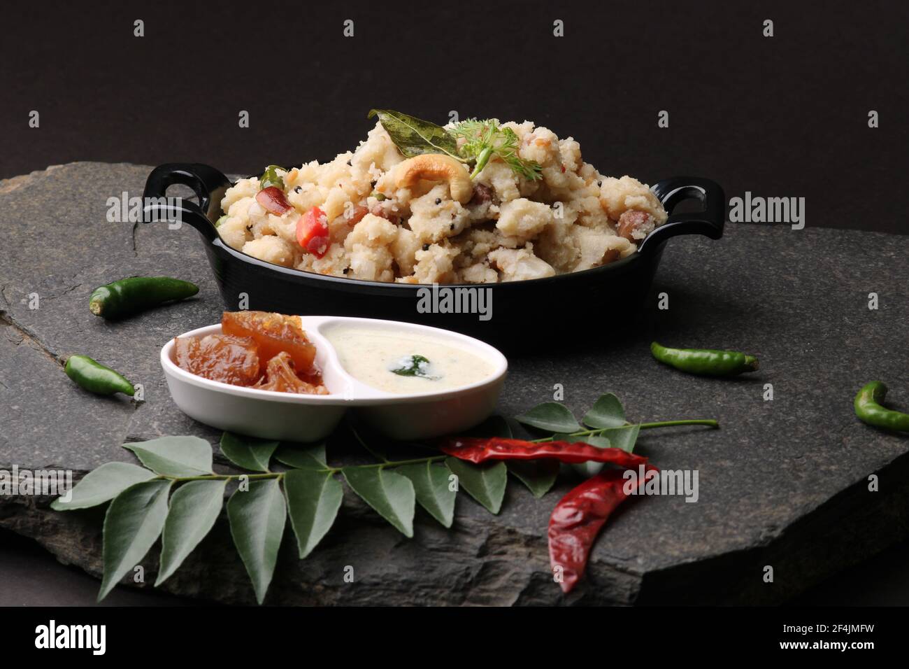 upma Ven Pongal mit Sambar, Kokos Chutney beliebte indische Frühstück ...