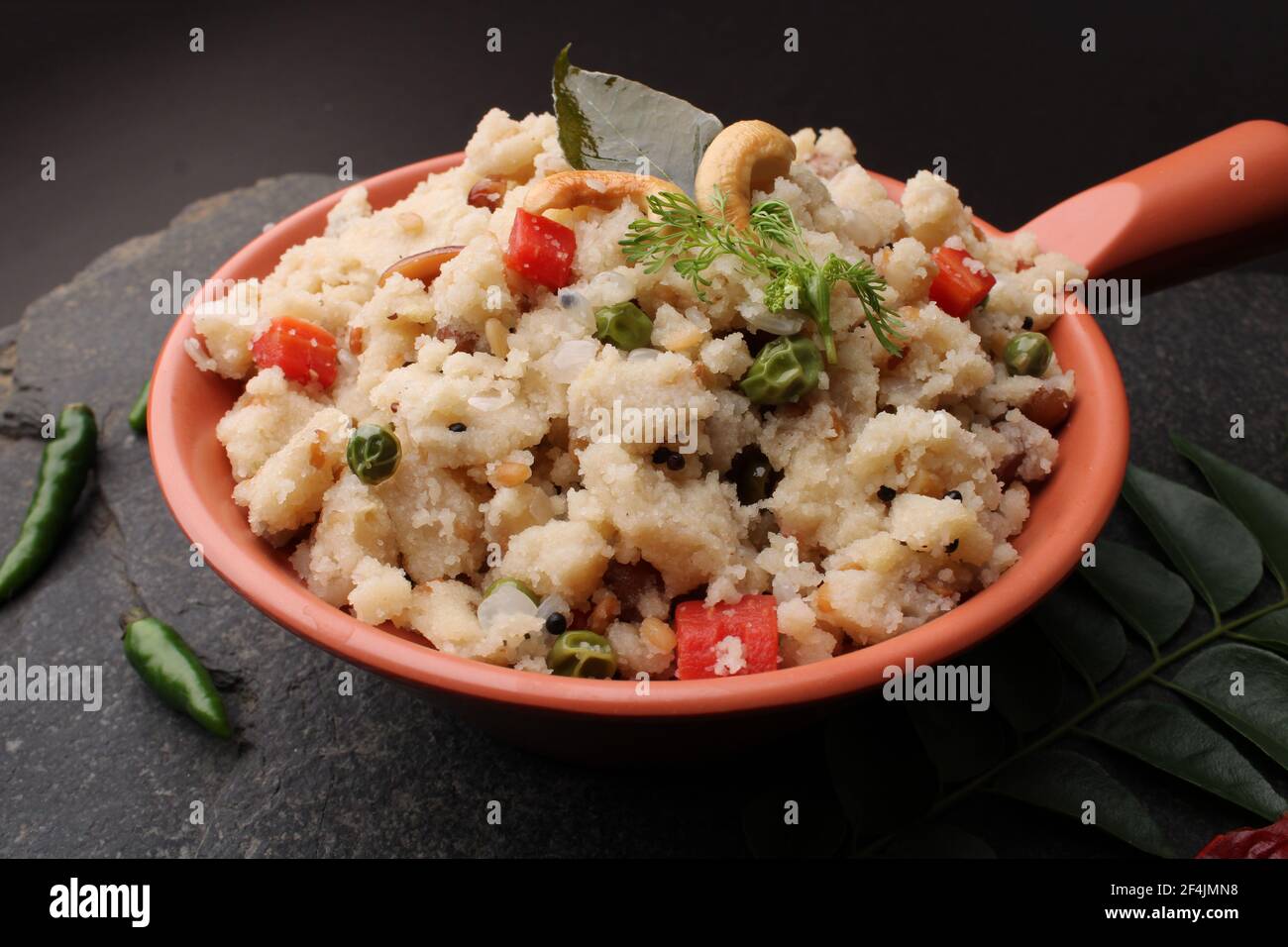 upma Ven Pongal mit Sambar, Kokos Chutney beliebte indische Frühstück Essen Tamil Nadu Festival Pongal mit Rava oder Grieß gemacht Stockfoto