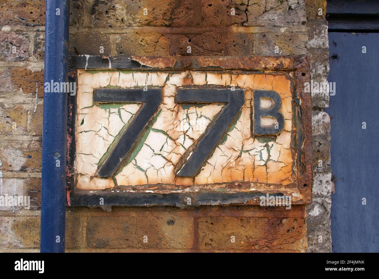 Altes verwittertes Schild mit der Nummer 77 oder siebzig sieben B Stockfoto