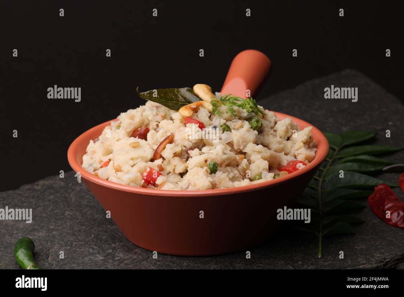 upma Ven Pongal mit Sambar, Kokos Chutney beliebte indische Frühstück ...