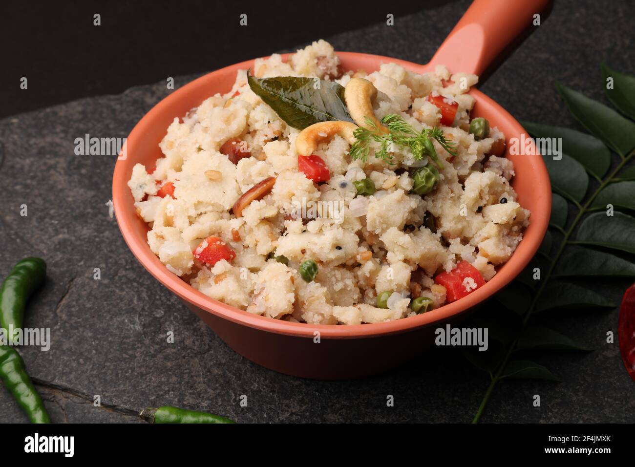 upma Ven Pongal mit Sambar, Kokos Chutney beliebte indische Frühstück Essen Tamil Nadu Festival Pongal mit Rava oder Grieß gemacht Stockfoto