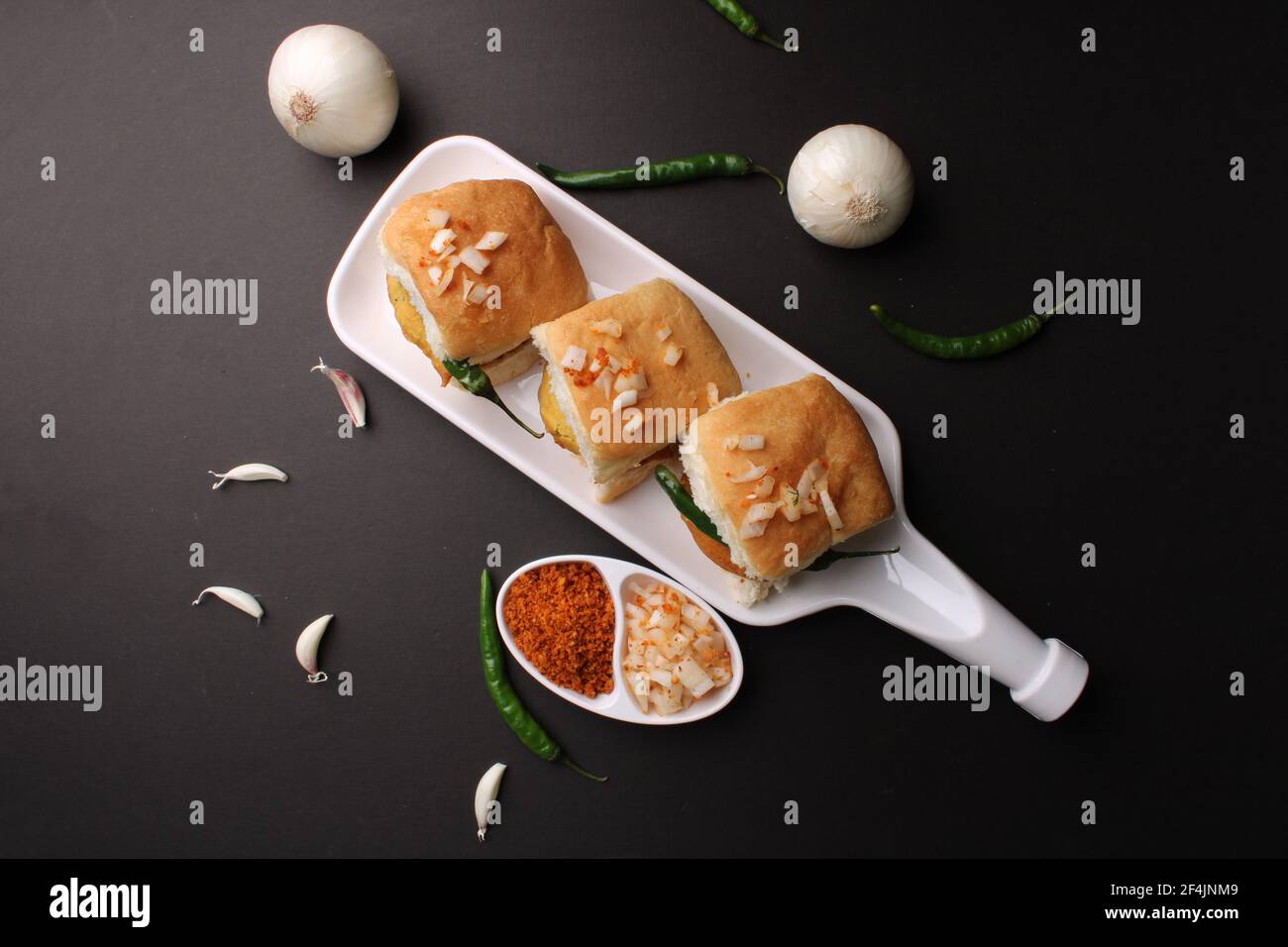 Bombay vada paav ist ein indischer Burger. Kartoffel-Patty wird in Gramm Mehl oder Besan Teig frittiert und es wird heiß mit PaAV oder Brötchen wie Sandwich serviert. It Stockfoto