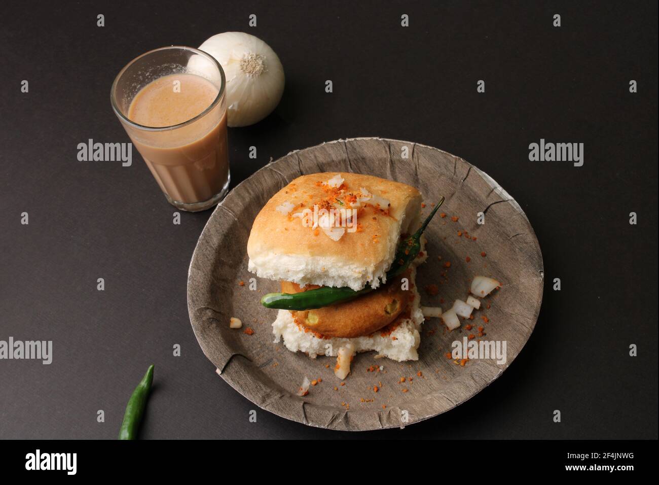 Bombay vada paav ist ein indischer Burger. Kartoffel-Patty wird in Gramm Mehl oder Besan Teig frittiert und es wird heiß mit PaAV oder Brötchen wie Sandwich serviert. It Stockfoto